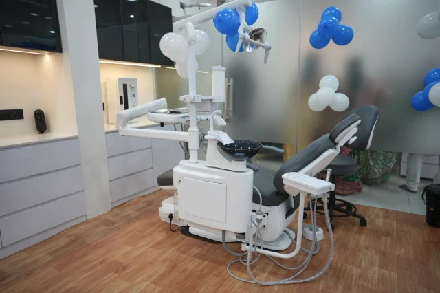 Dental chair with operating light, delivery unit and attached instruments